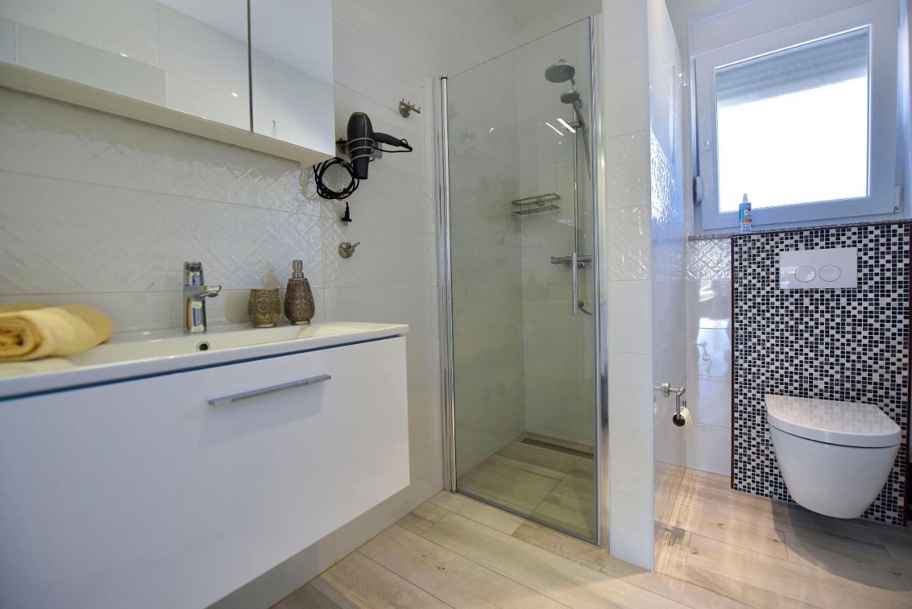 Moderner Bungalow mit Meerblick Lun  Exterior foto
